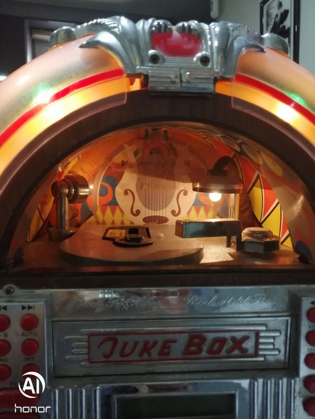 Vecchia radio in stile jukebox. Dimensioni 49X31X23