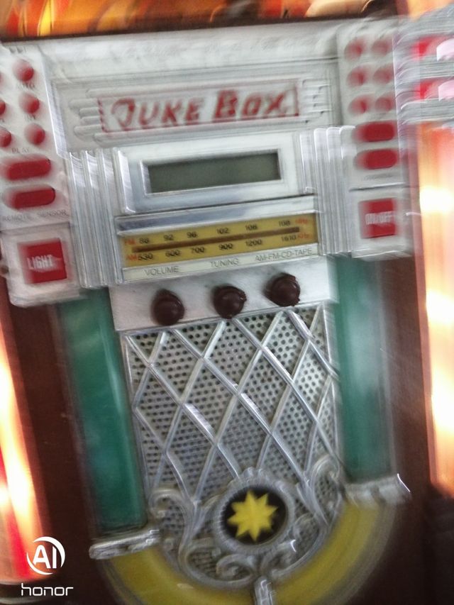 Vecchia radio in stile jukebox. Dimensioni 49X31X23