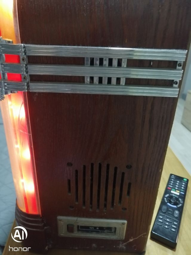 Vecchia radio in stile jukebox. Dimensioni 49X31X23