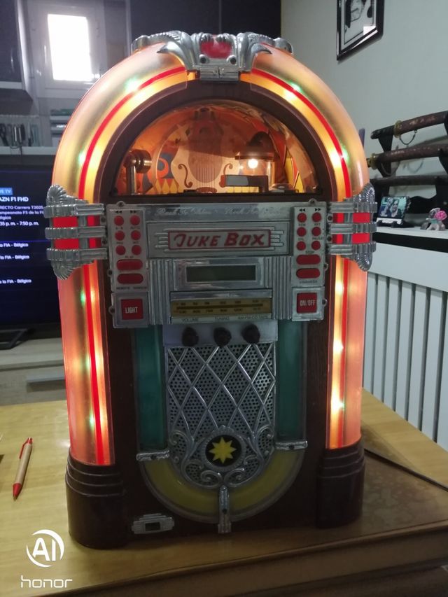 Vecchia radio in stile jukebox. Dimensioni 49X31X23