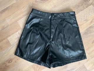 Shorts negros piel sintética