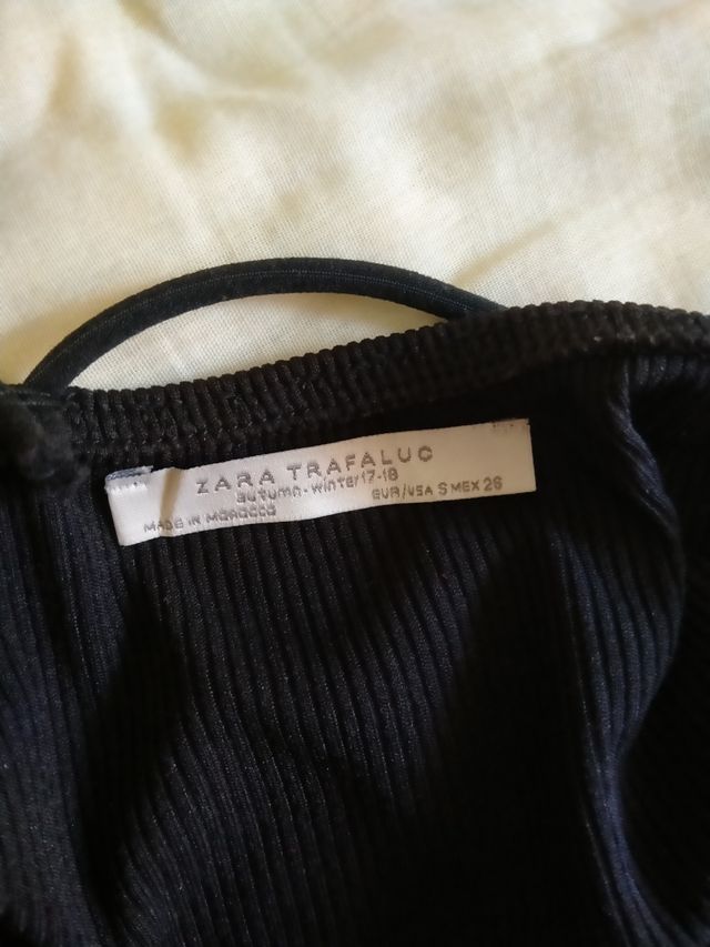 Vestido negro ajustado de Zara