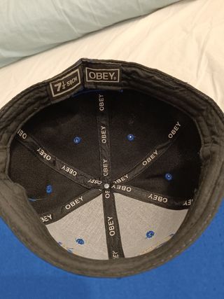 Gorra Obey negra y azul