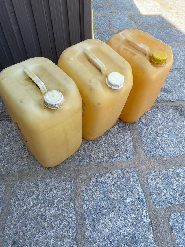 Garrafas de 25 y 20 litros 1€/und