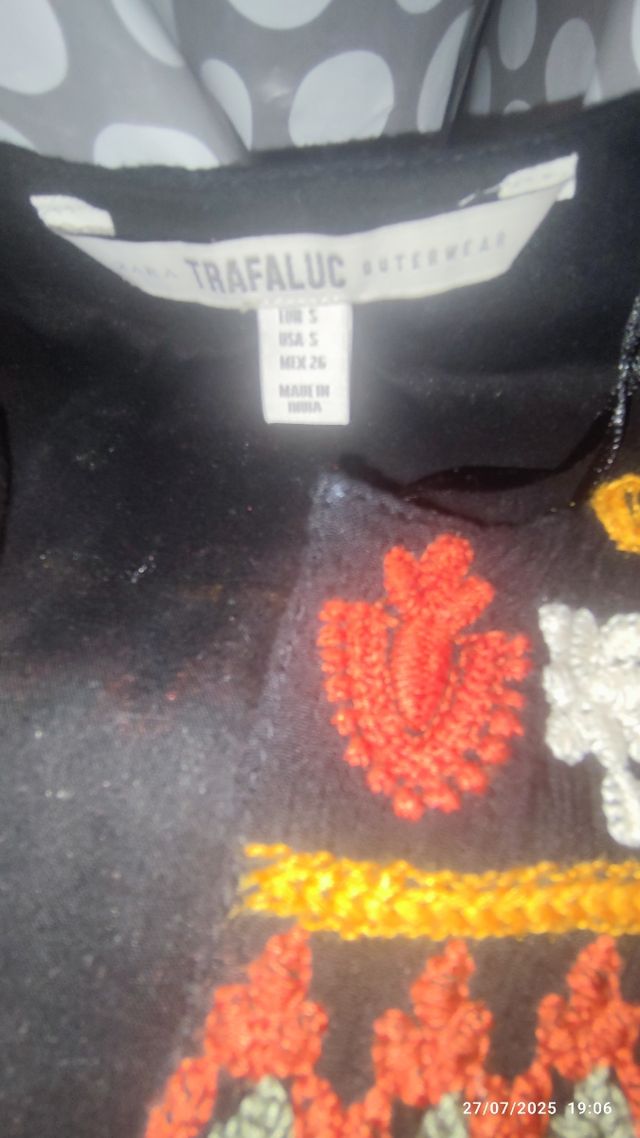 Blusa Trafaluc negra bordada - T-S