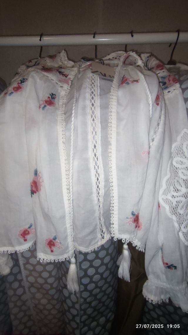 Blusa blanca bordada