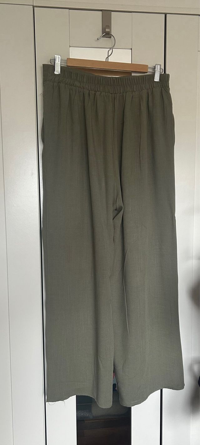 Pantalones anchos verde oliva
