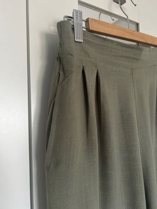 Pantalones anchos verde oliva