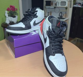 Nike Air Jordan 1 Mid - Blancas y Negras