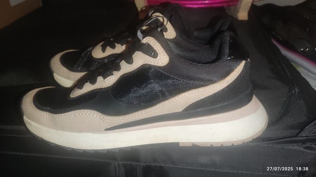 Zapatillas beige y negras