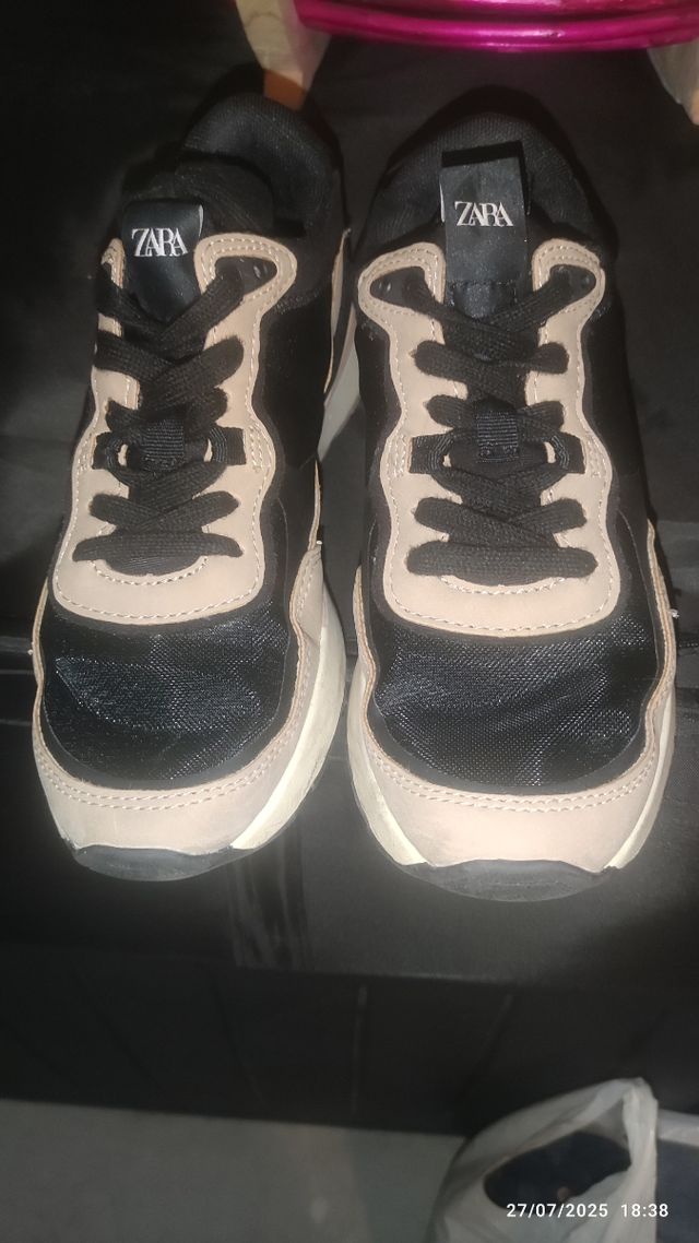 Zapatillas beige y negras