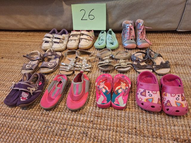 Lote de calzado niña número 26.