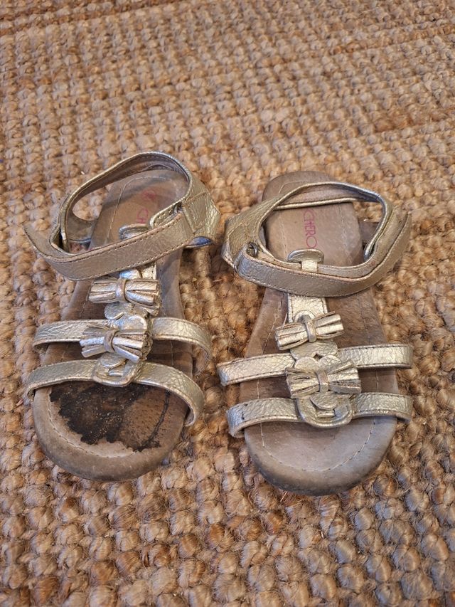 Lote de calzado niña número 26.