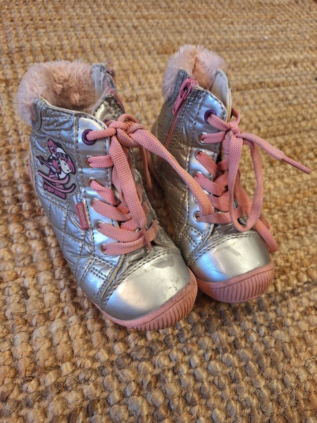 Lote de calzado niña número 26.