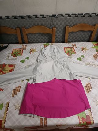 Chaqueta niña Quechua rosa-blanca y chubasquero.
