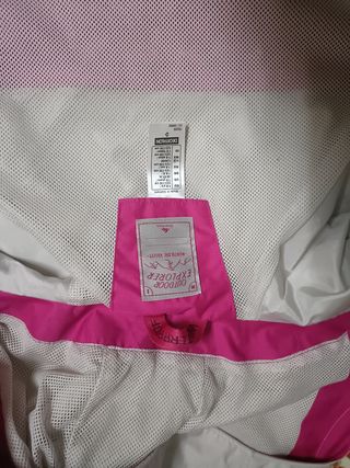 Chaqueta niña Quechua rosa-blanca y chubasquero.
