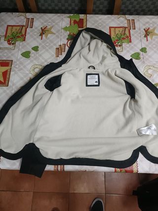 Chaqueta niña Quechua rosa-blanca y chubasquero.
