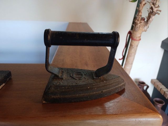 Plancha antigua hierro con Logo fabricante