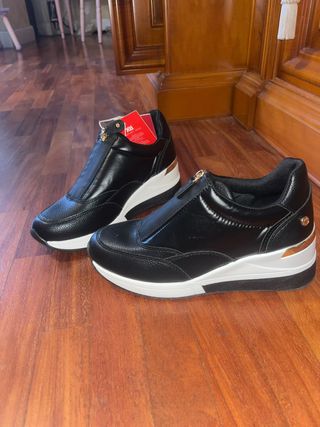 Zapatillas deportivas negras y doradas