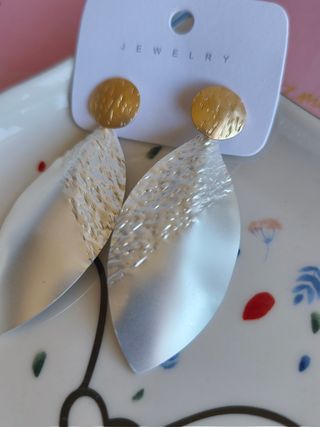 Pendientes dorados y plateados