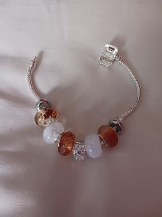 Pulsera plata charms marrón claro y blanco.