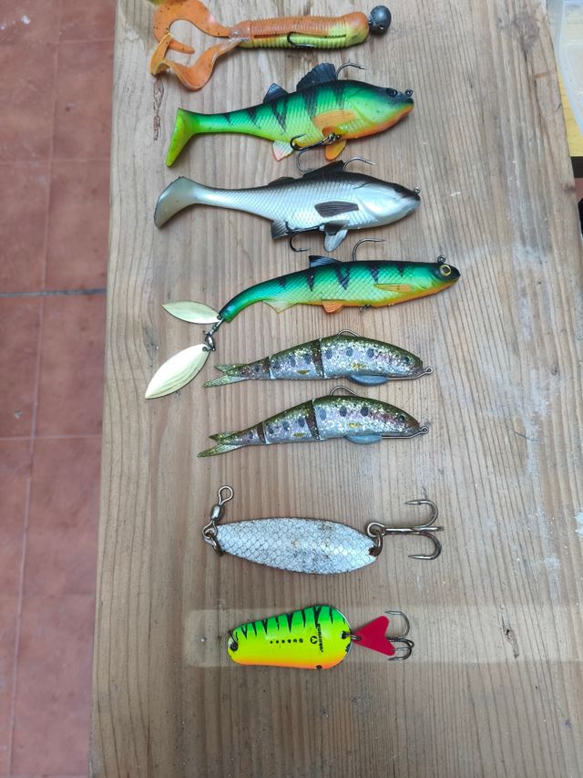 Señuelos pesca Variados + caja