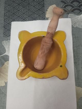 Mortero de cerámica amarillo