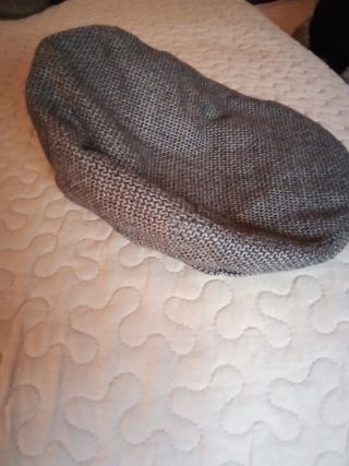 Gorra gris plana de tela