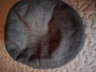 Gorra gris plana de tela