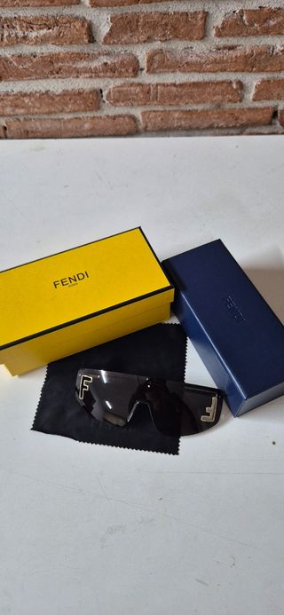 Occhiali Fendi neri e oro
