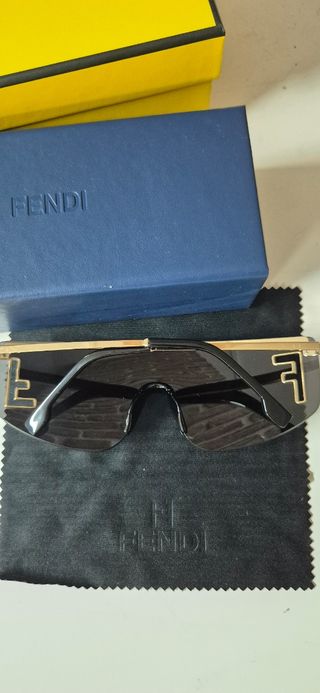 Occhiali Fendi neri e oro