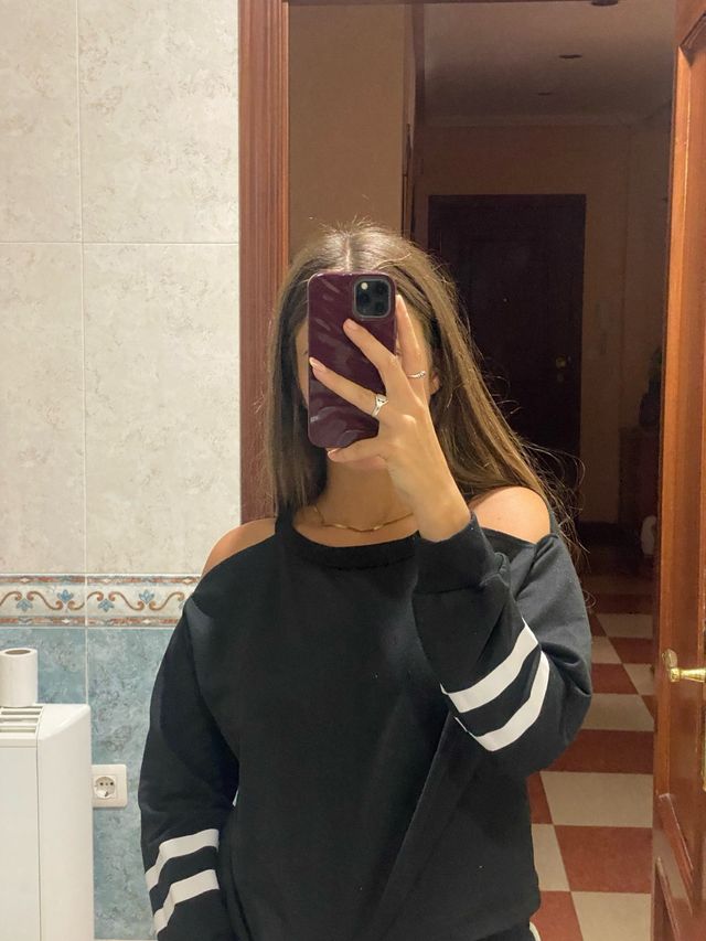 Sudadera negra hombros descubiertos