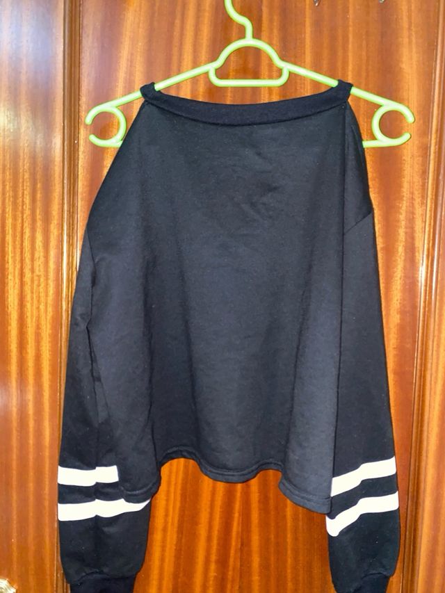 Sudadera negra hombros descubiertos