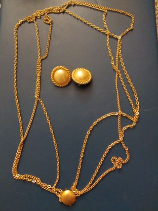 Collar y pendientes dorados