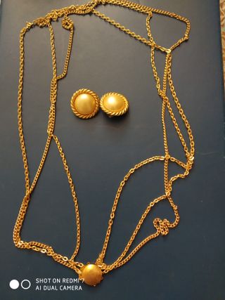 Collar y pendientes dorados