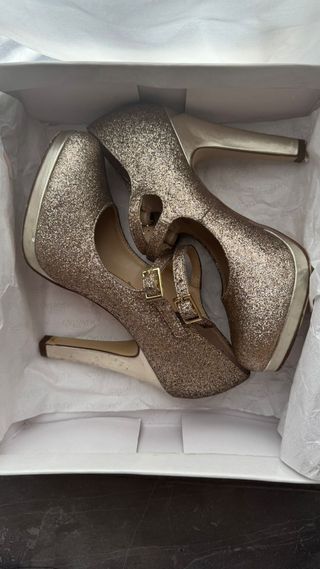 Zapatos de tacón dorados