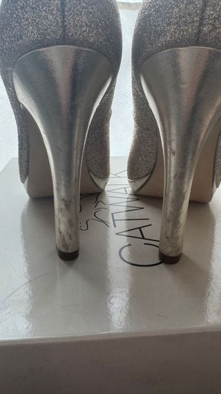 Zapatos de tacón dorados