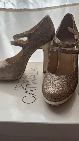 Zapatos de tacón dorados