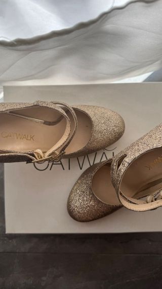 Zapatos de tacón dorados