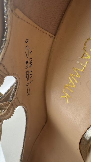 Zapatos de tacón dorados