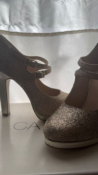 Zapatos de tacón dorados