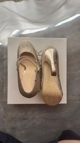 Zapatos de tacón dorados