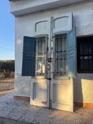Puerta doble antigua con rejas