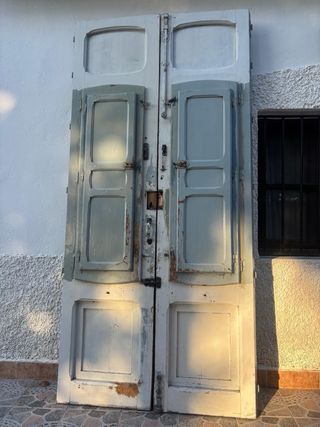 Puerta doble antigua con rejas