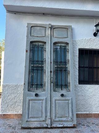 Puerta doble antigua con rejas