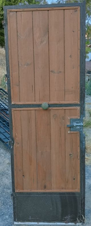 Puerta de madera y metal