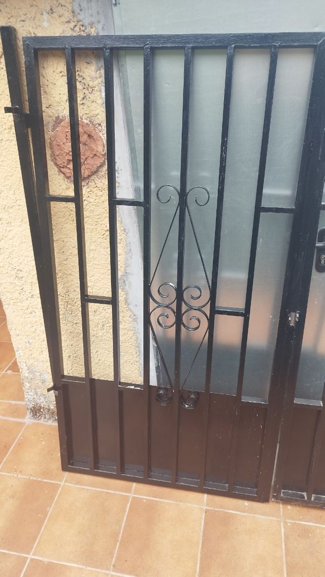 Portón hierro forjado negro