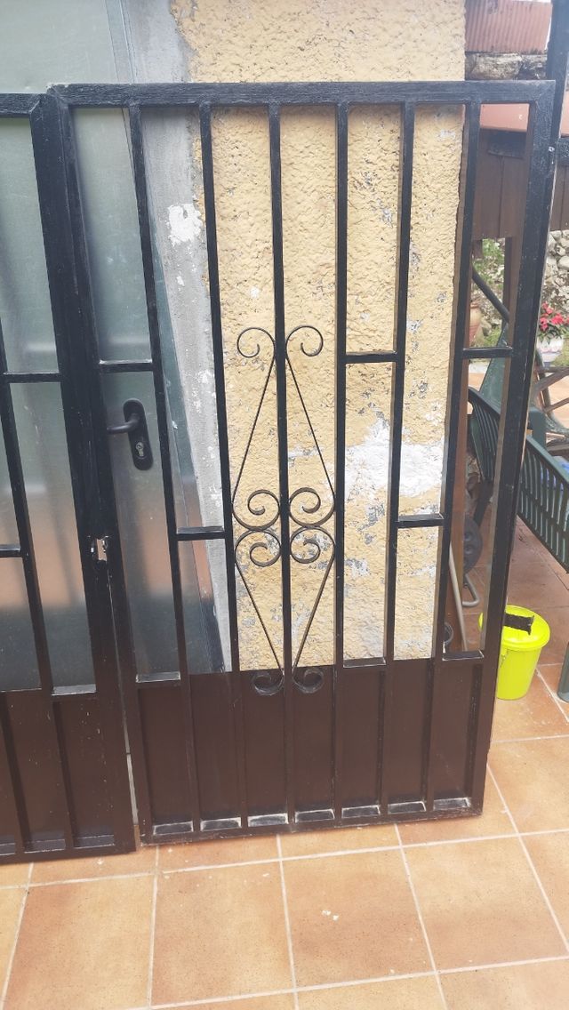 Portón hierro forjado negro