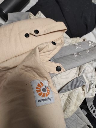 Mochila Ergobaby portabebés con reductor. 