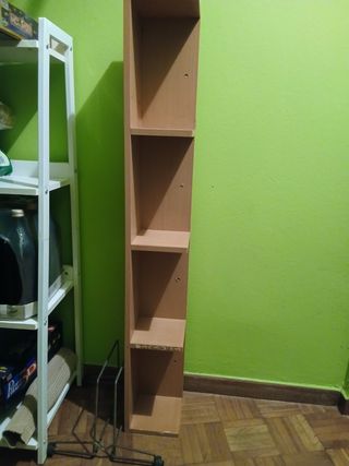 Estantería de madera marrón esquinera